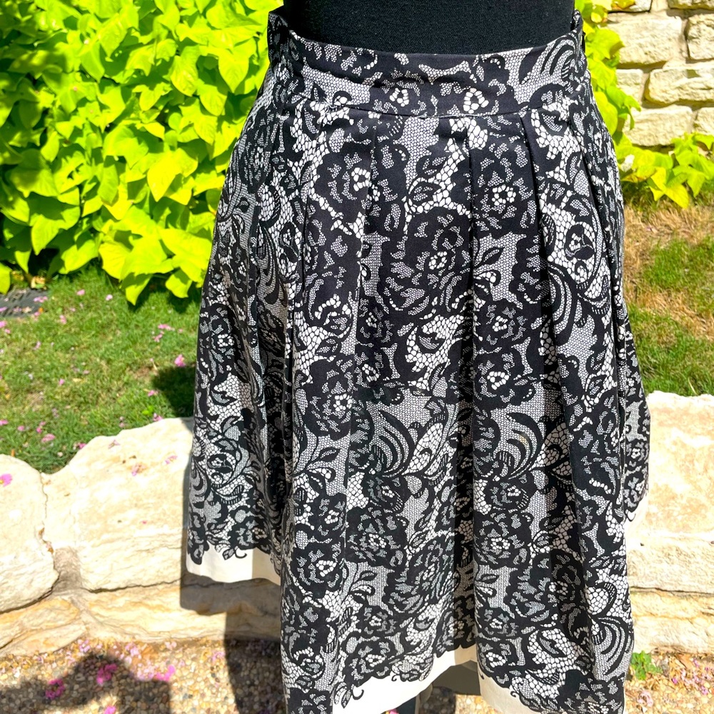 White House Black Market, lined, Black & White, Skirt, Size 00 - Picture 1 of 5